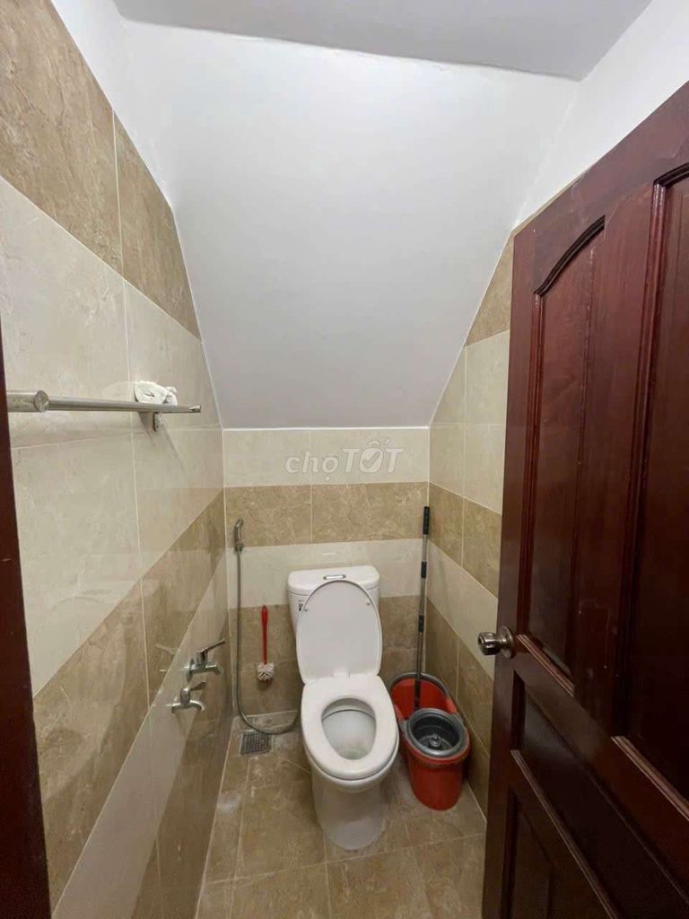 House 1 :1.2 5th floor x10 meters 4 3 3 toilets 141 8th Street Name
