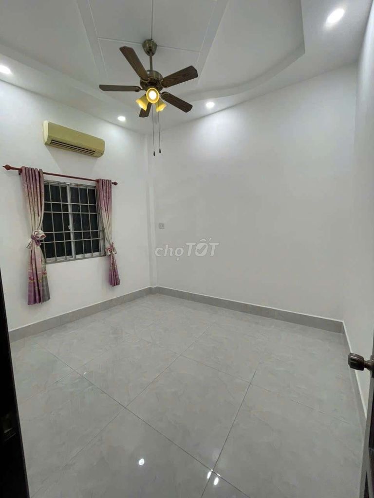 House 1 :1.2 5th floor x10 meters 4 3 3 toilets 141 8th Street Name