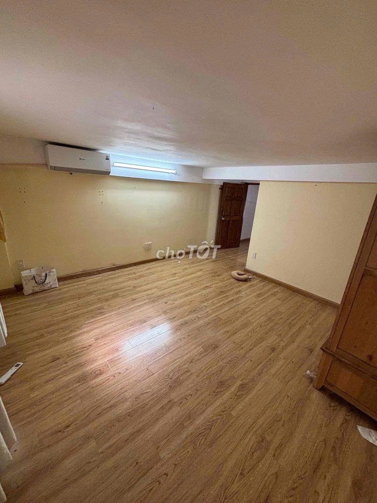 Renting B01 out of 9 Lý Văn Phức, District 1 – Air Stars - 17 million.