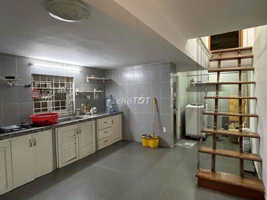 Renting B01 out of 9 Lý Văn Phức, District 1 – Air Stars - 17 million.