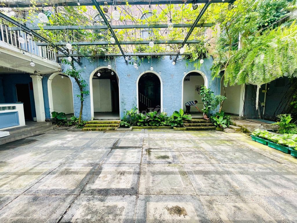 Rent an area:28 X18 M Trần Cao Vân Street, District 11, Phú Nhuận