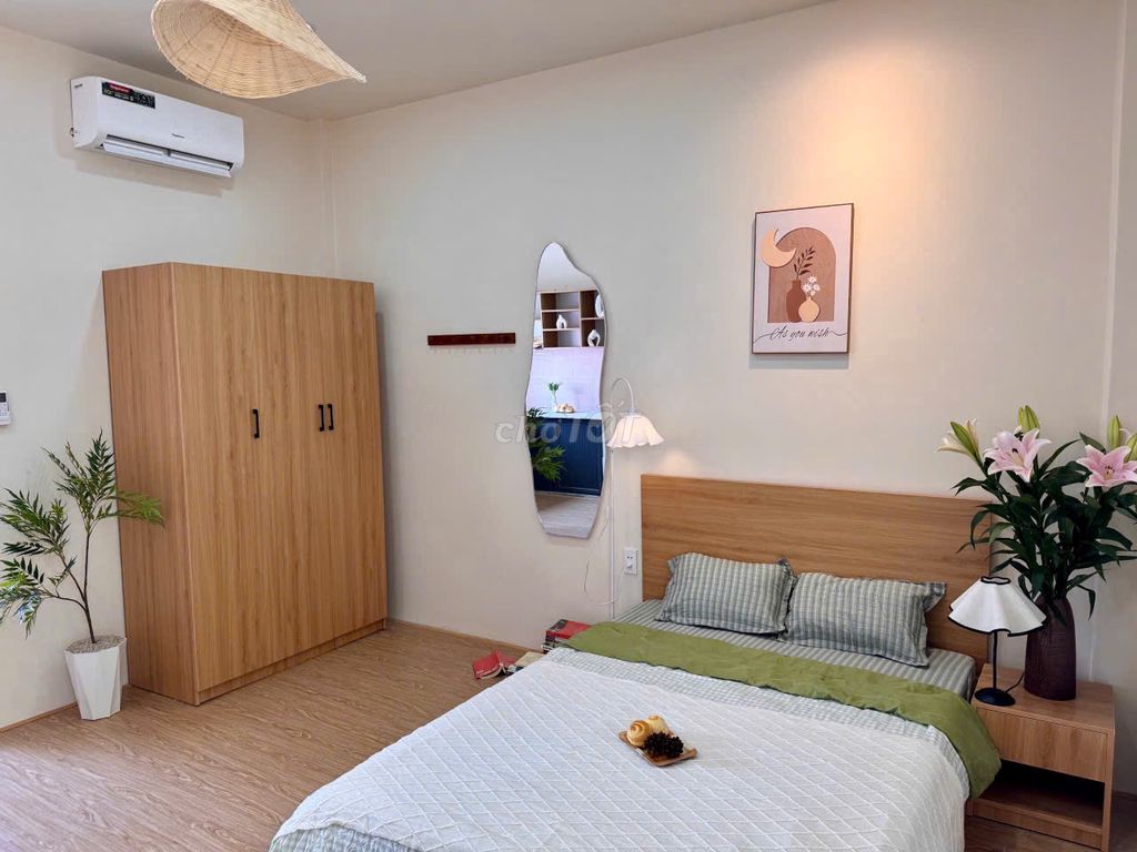 The apartment is full of furniture right here at the Royal Court, the airport.