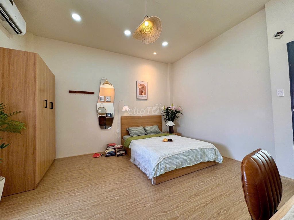The apartment is full of furniture right here at the Royal Court, the airport.