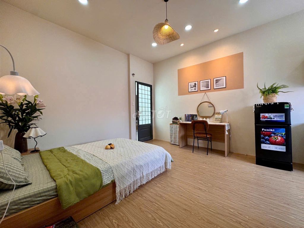 The apartment is full of furniture right here at the Royal Court, the airport.
