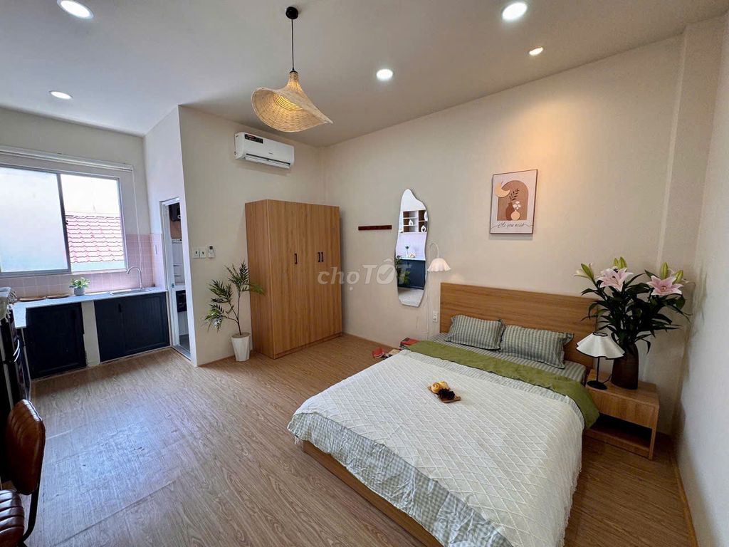 The apartment is full of furniture right here at the Royal Court, the airport.