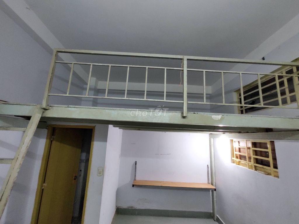 There's an alley guard in the motel. 154 Âu Dương Lân.