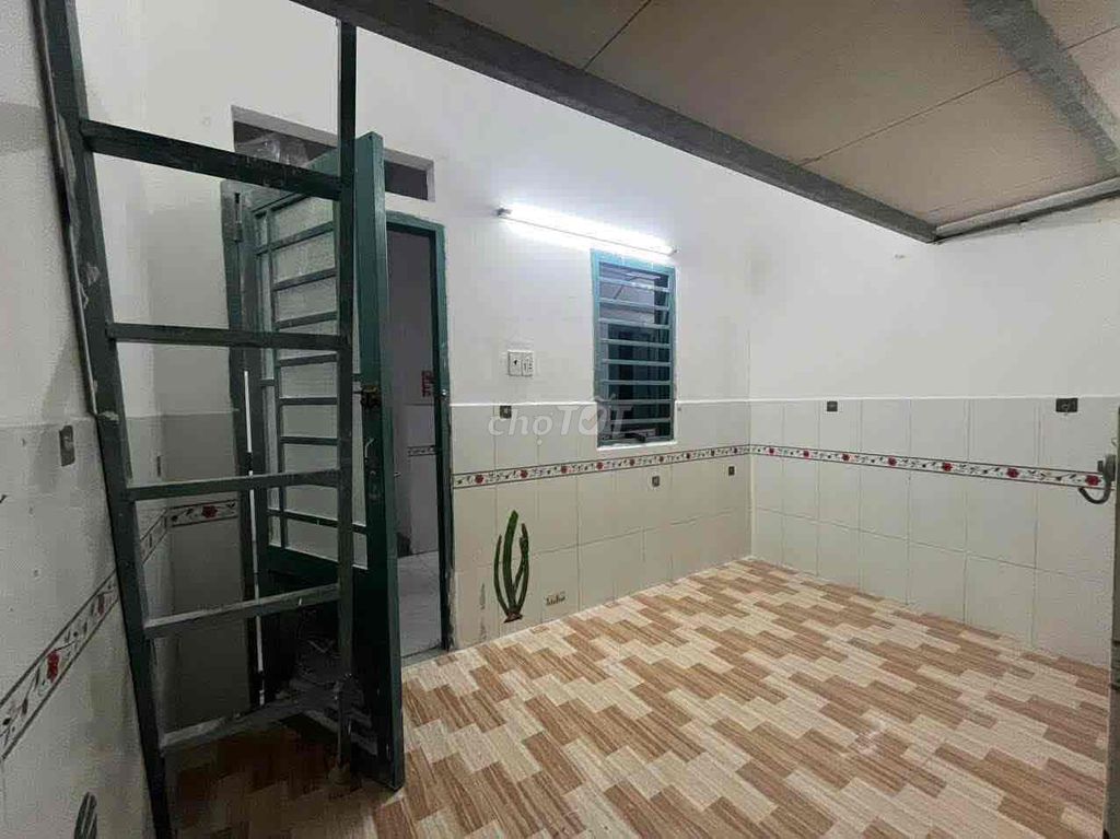 The motel room has a full washing elevator.
