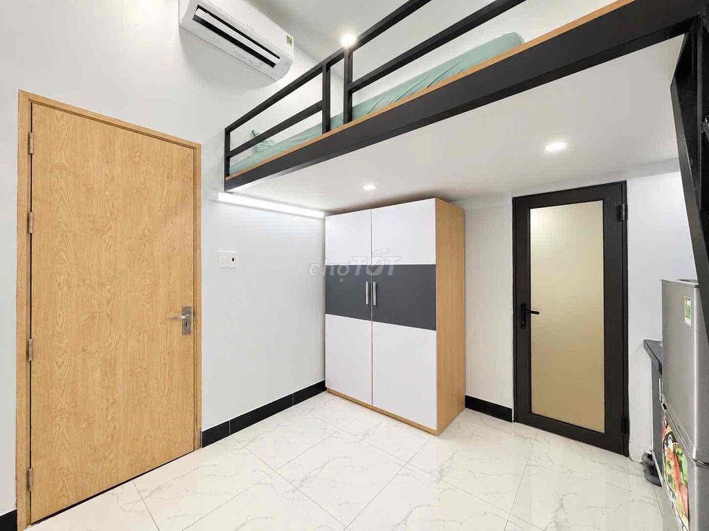 It's in a very nice guard room right now. Phan Xích Long has a security elevator.