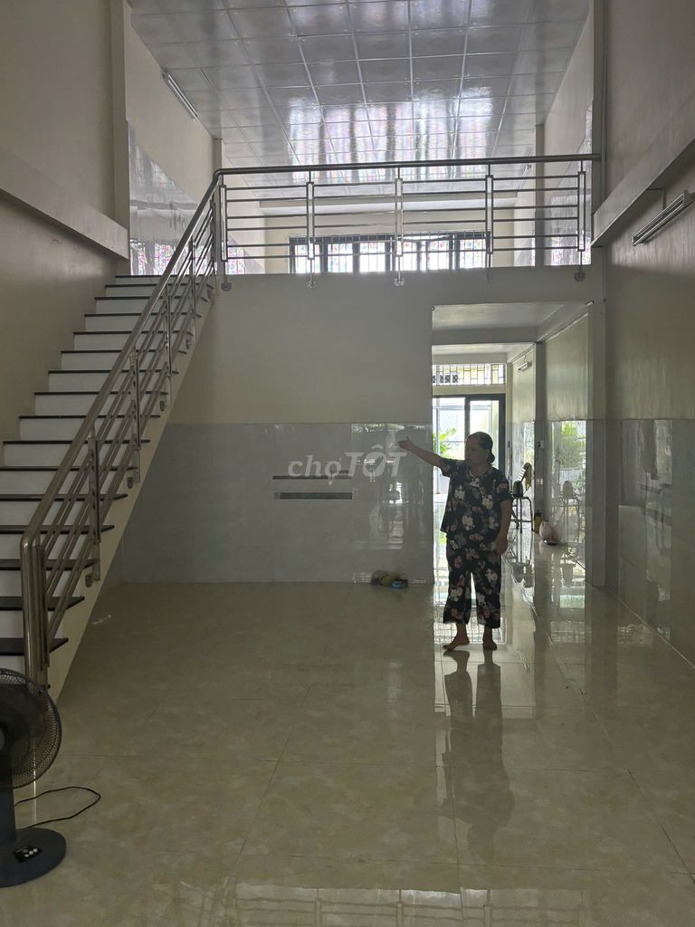 Rent a Xuân Thới Thượng 13 cash house, built 5 x53 meters, 100% native.