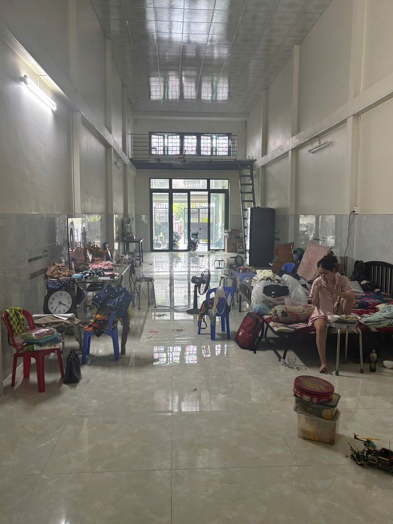 Rent a Xuân Thới Thượng 13 cash house, built 5 x53 meters, 100% native.