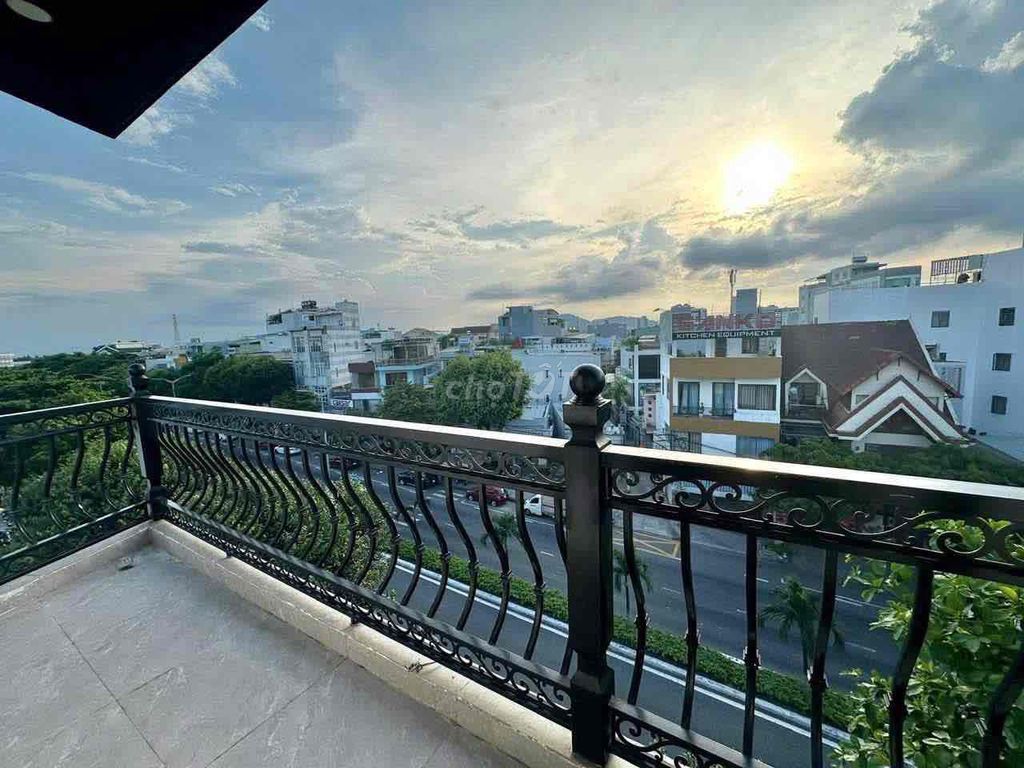 The apartment in the open balcony floor. The battle field.