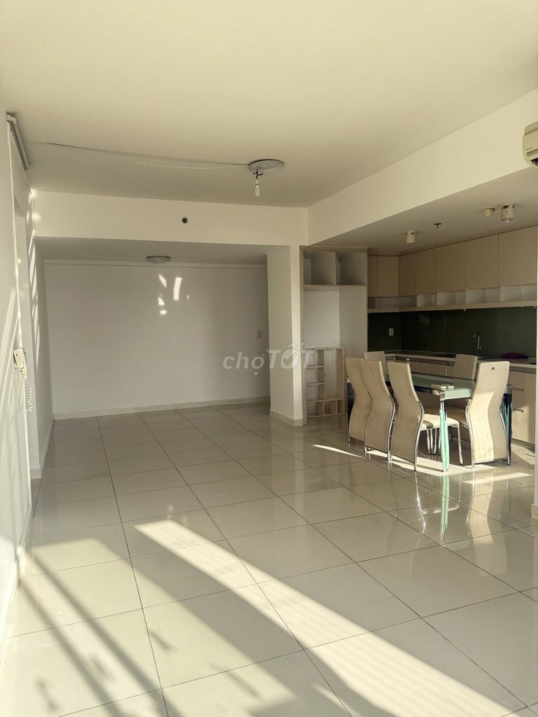 Tropic Garden apartment - 1 1 1 2-foot-a- 3-room view of a 23-million-a-month storage room