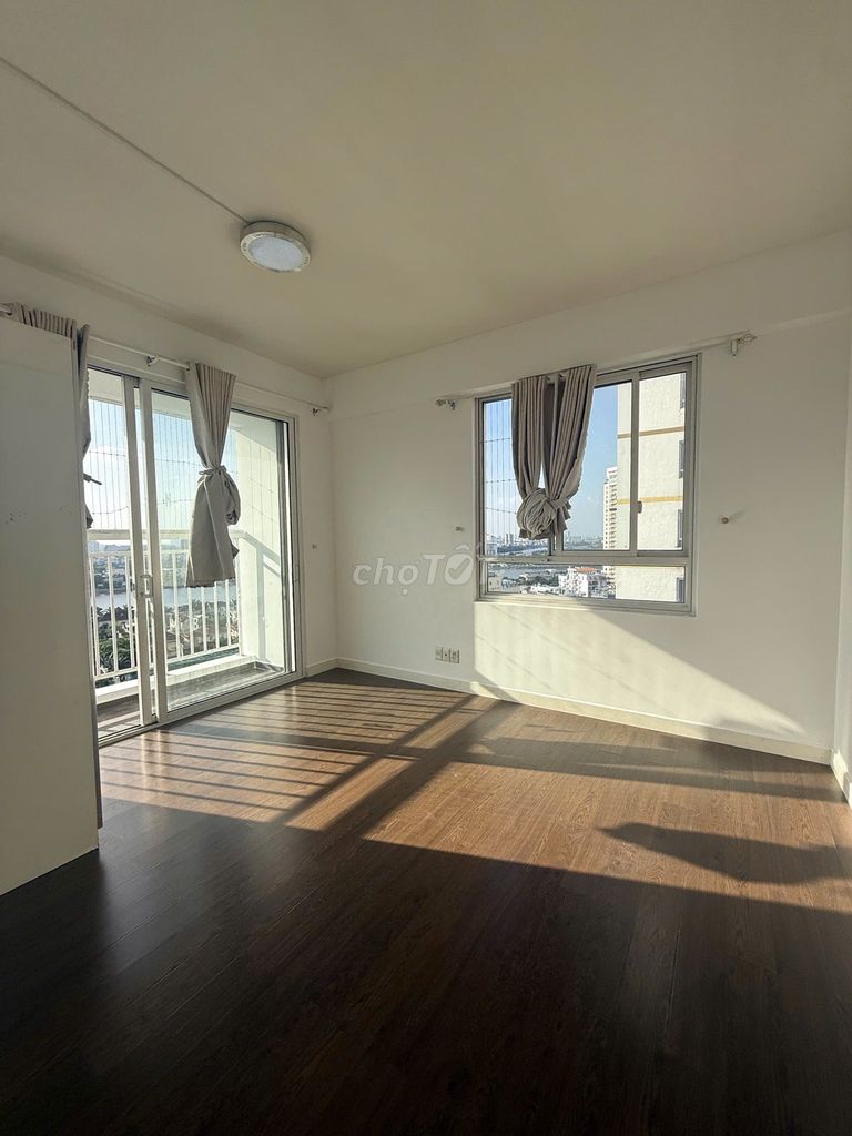 Tropic Garden apartment - 1 1 1 2-foot-a- 3-room view of a 23-million-a-month storage room