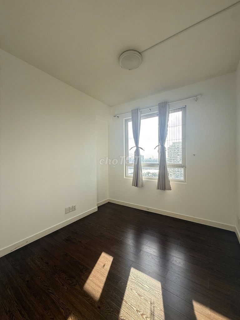 Tropic Garden apartment - 1 1 1 2-foot-a- 3-room view of a 23-million-a-month storage room