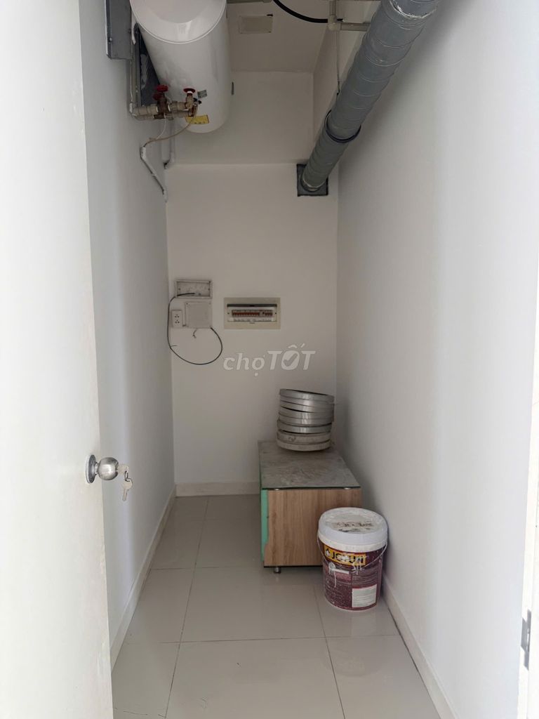 Tropic Garden apartment - 1 1 1 2-foot-a- 3-room view of a 23-million-a-month storage room