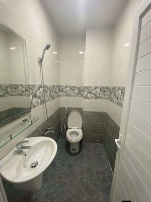 Nice house, ground, two stories, four bedrooms, five toilets, alleys.