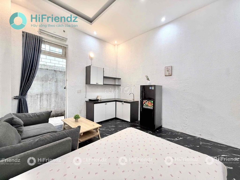 The studio is in the backyard, private washing machine, near the airport.