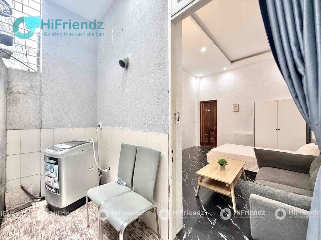 The studio is in the backyard, private washing machine, near the airport.