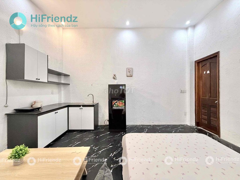 The studio is in the backyard, private washing machine, near the airport.