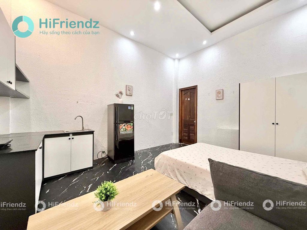 The studio is in the backyard, private washing machine, near the airport.