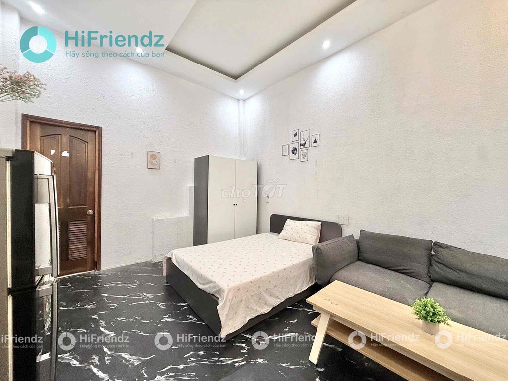 The studio is in the backyard, private washing machine, near the airport.