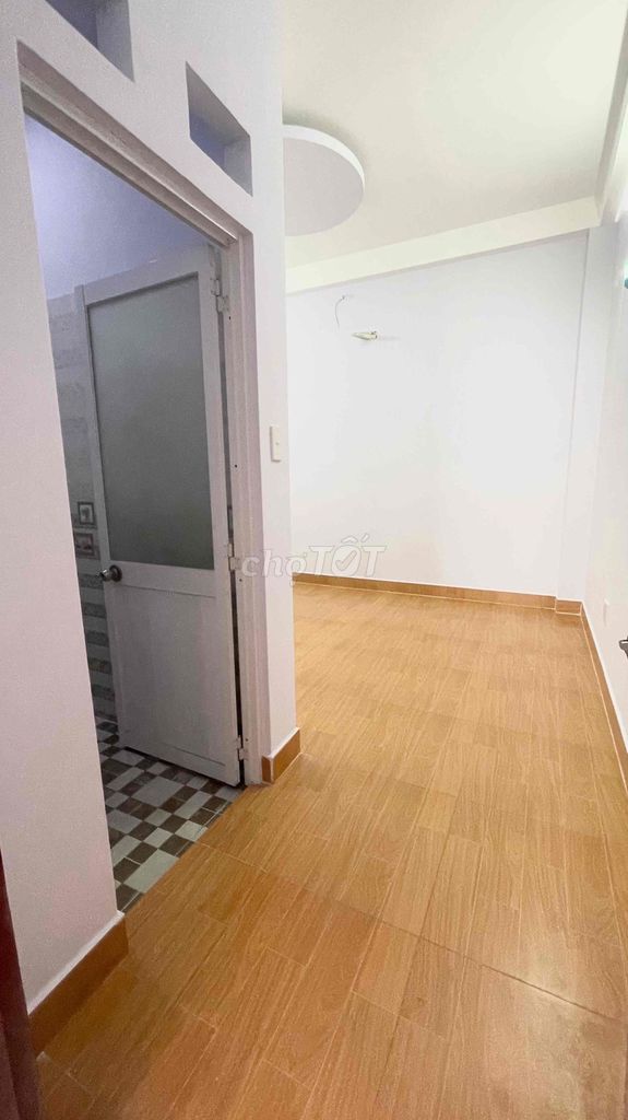 Four-story-four-story bedroom in the house.