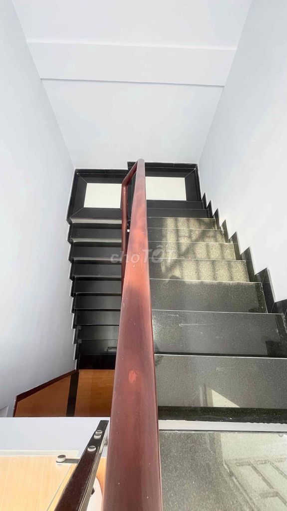 Four-story-four-story bedroom in the house.