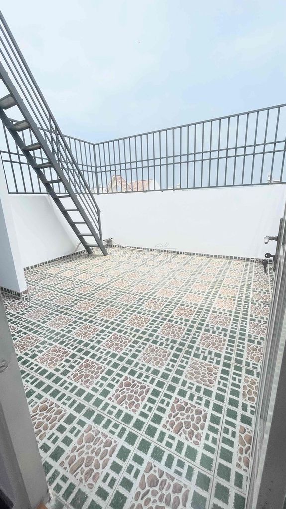 Four-story-four-story bedroom in the house.