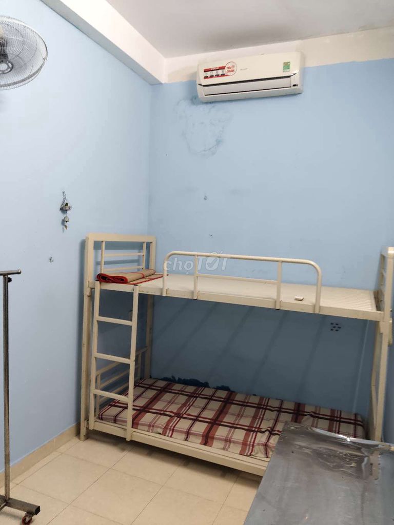 Find women to rent their rooms