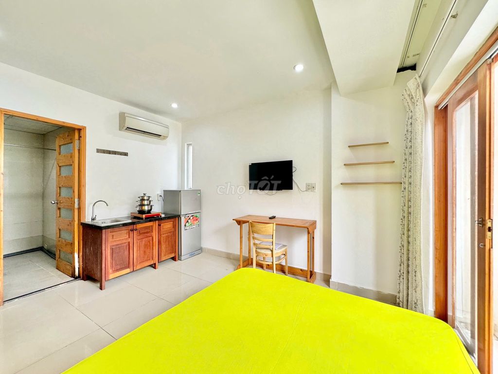The cool balcony apartment at the Tan Son First Airport