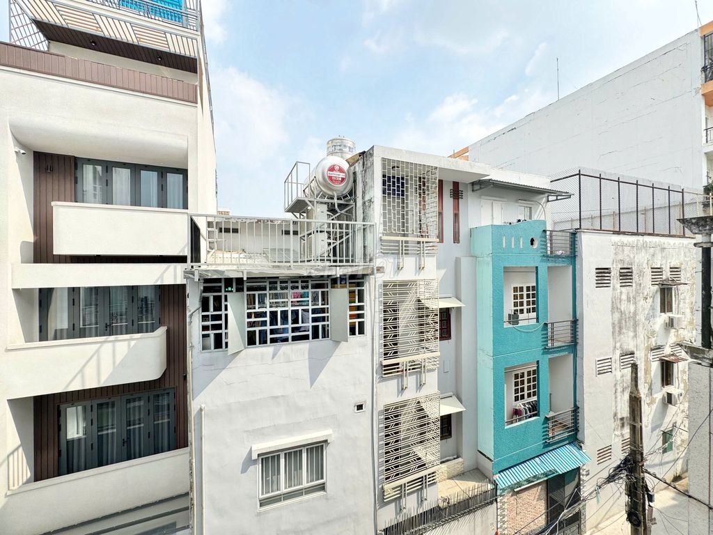 The cool balcony apartment at the Tan Son First Airport