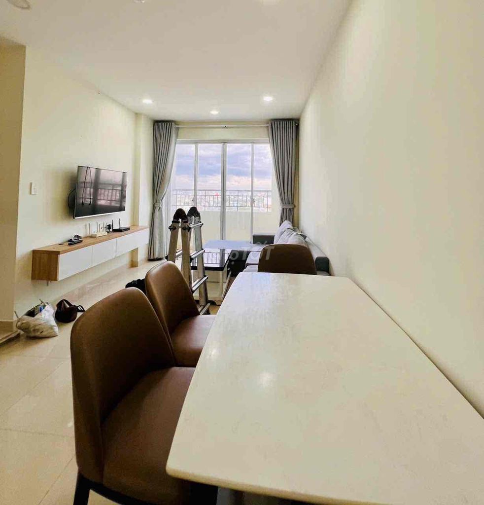 Three bedrooms. Full-class furniture. Ten million a month. Xiang, check the house