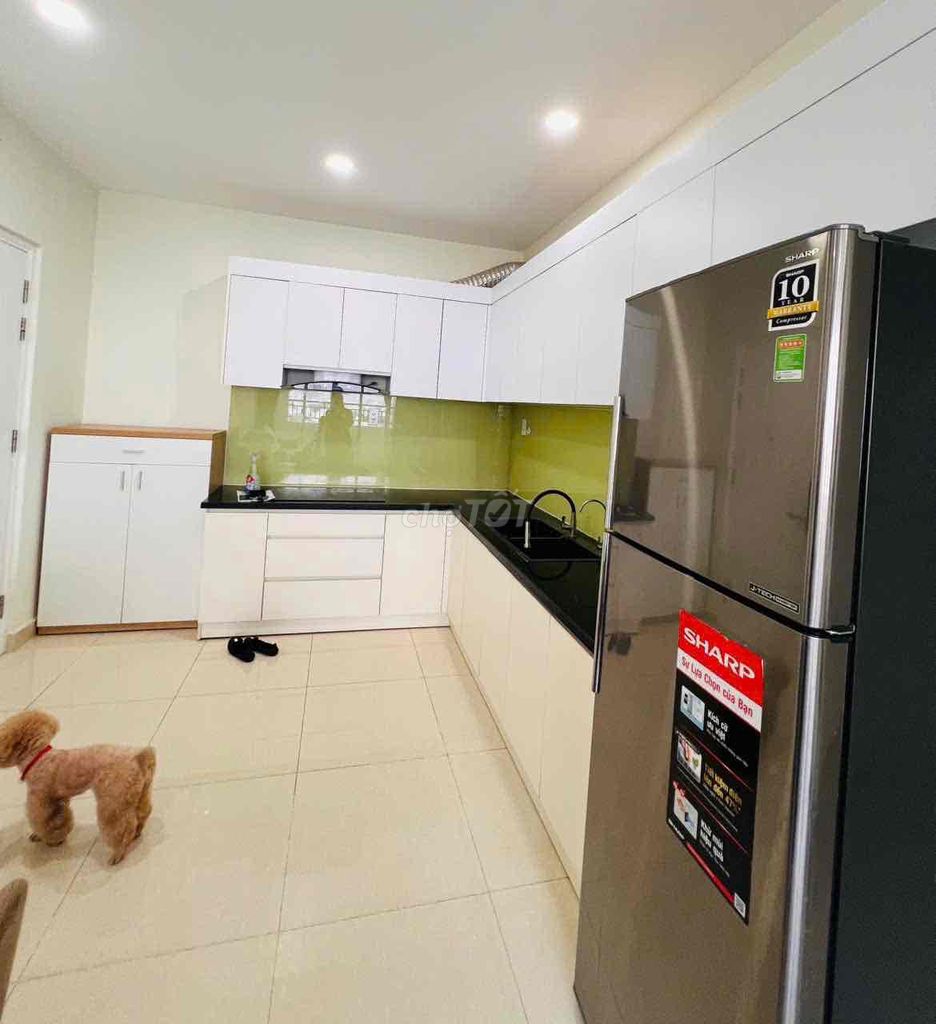 Three bedrooms. Full-class furniture. Ten million a month. Xiang, check the house