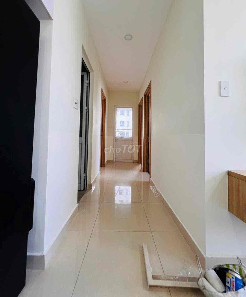 Three bedrooms. Full-class furniture. Ten million a month. Xiang, check the house