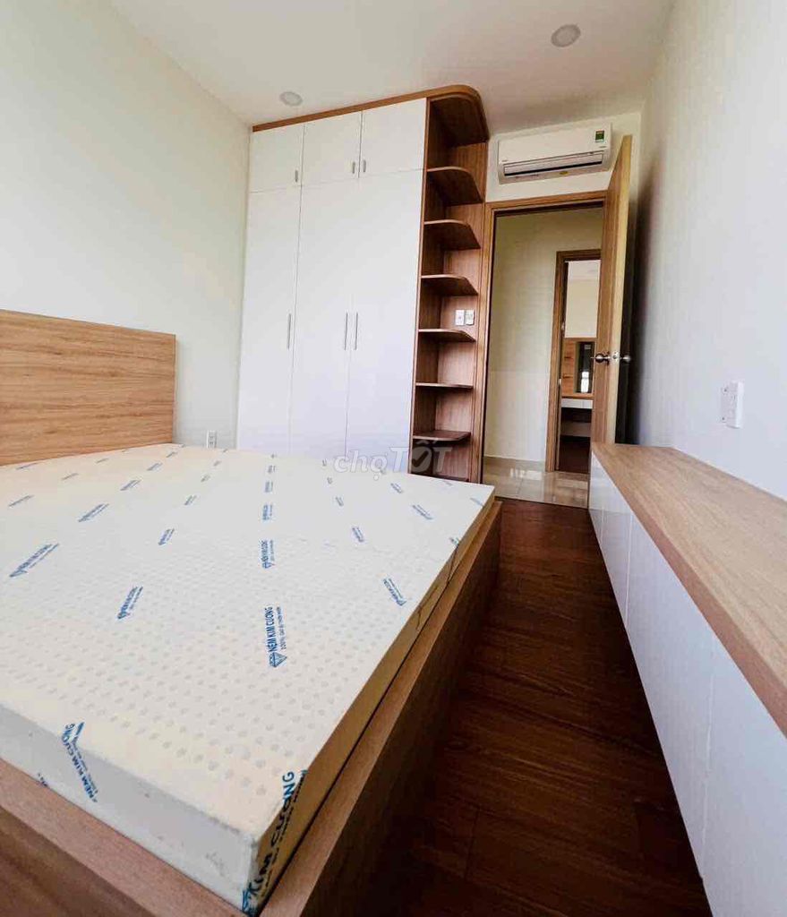 Three bedrooms. Full-class furniture. Ten million a month. Xiang, check the house