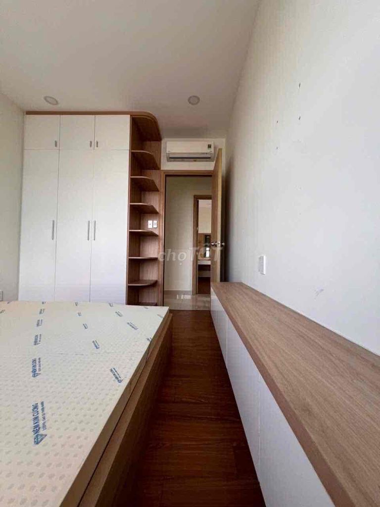 Three bedrooms. Full-class furniture. Ten million a month. Xiang, check the house
