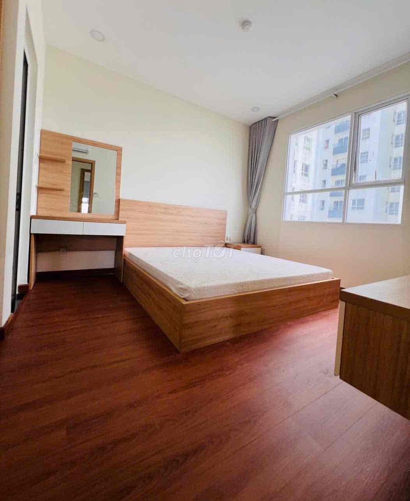 Three bedrooms. Full-class furniture. Ten million a month. Xiang, check the house