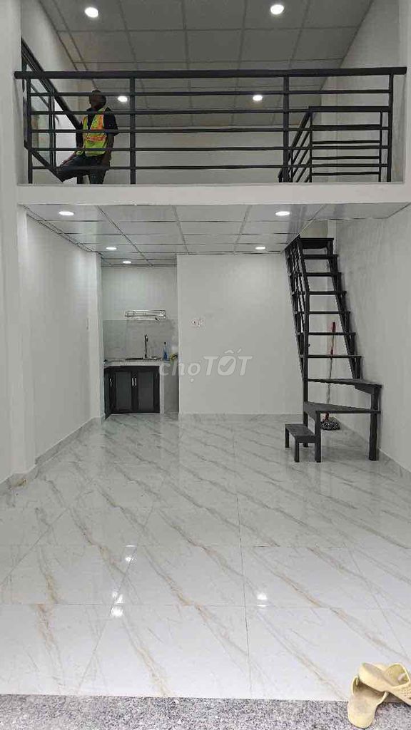 It's the owner who rents the original apartment in the alley 189 Bạch Đằng.