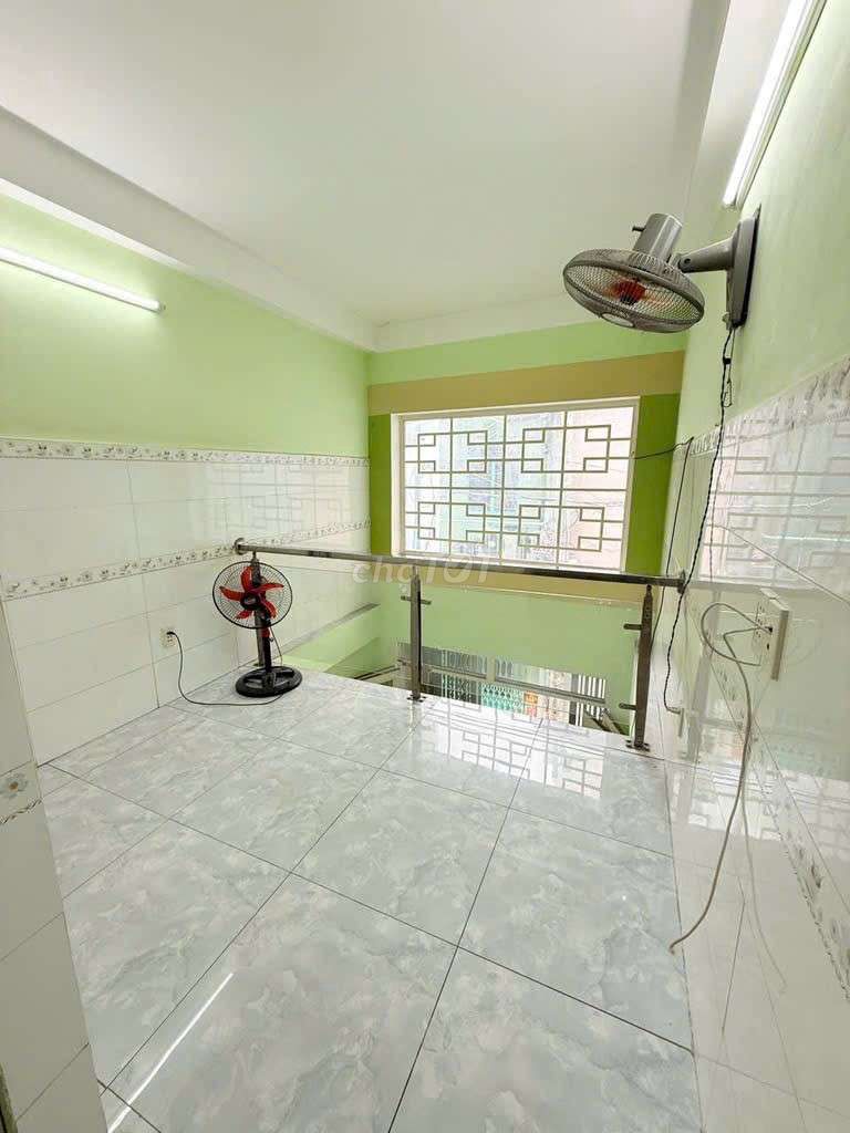 Rents 1/Trịnh Đình Thảo, ftress, green lotion, 7 trieu, 2 bedrooms.