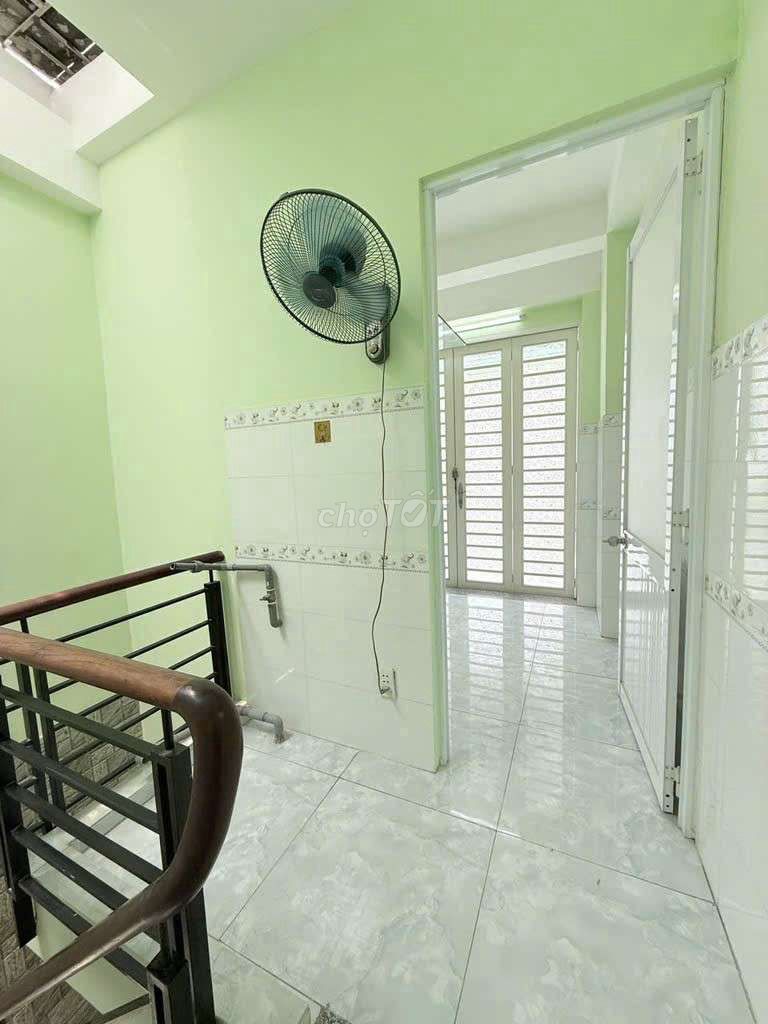 Rents 1/Trịnh Đình Thảo, ftress, green lotion, 7 trieu, 2 bedrooms.