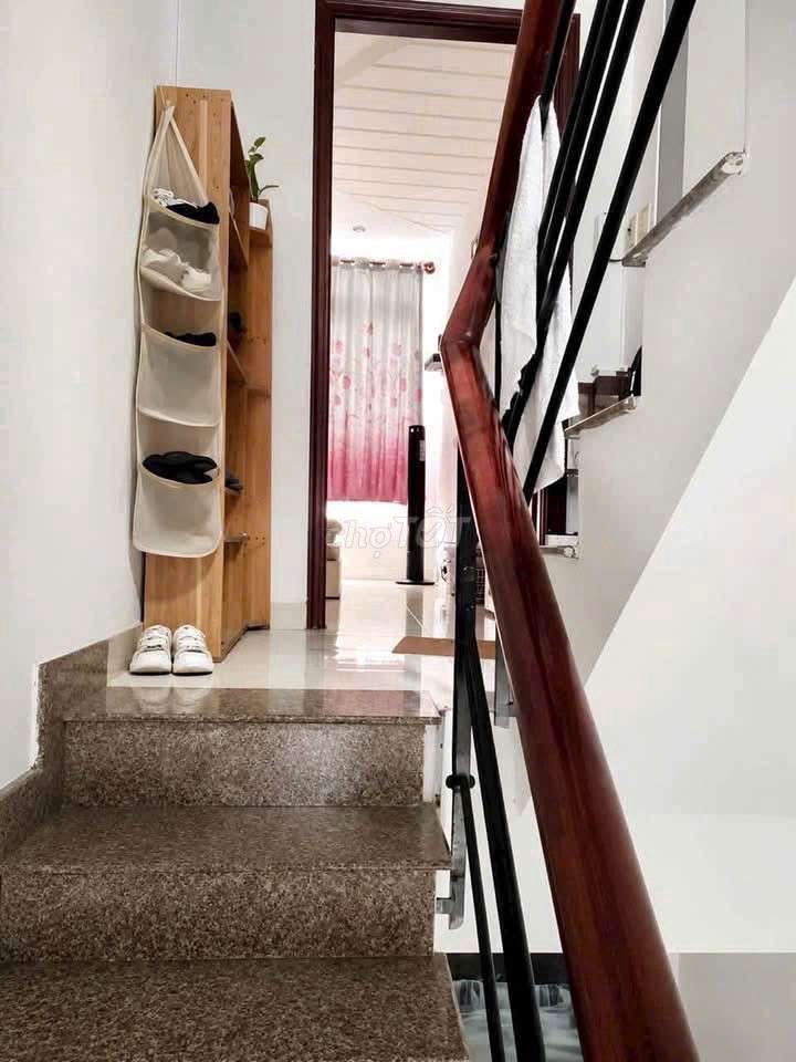 Five-story-three bedroom -- full interior -- close to the family's price of 17 million refrigerators.