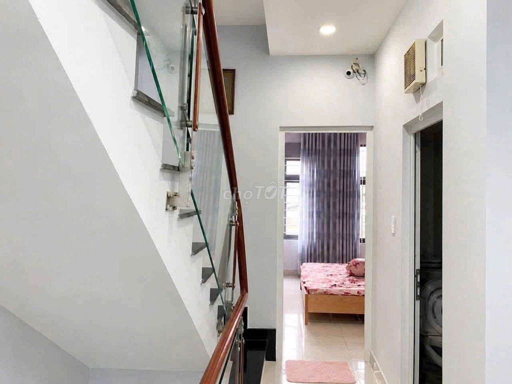 Five-story-three bedroom -- full interior -- close to the family's price of 17 million refrigerators.