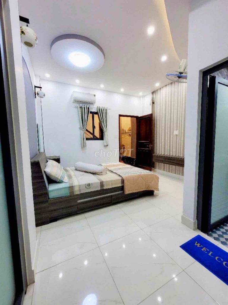 Rent is just north of the sea-subland-four-story- 72-foot-two.