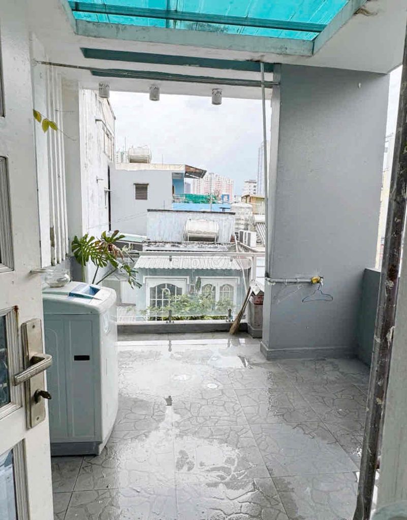 The original house. Videos and actual images are 100%. Two main bedrooms. A spare bedroom. Three toilets.