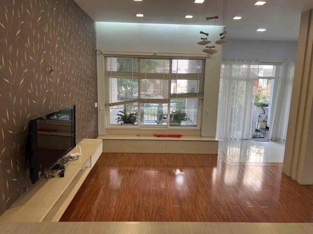 House of the 7th District Spreeund! Three-story vault! In and out of office