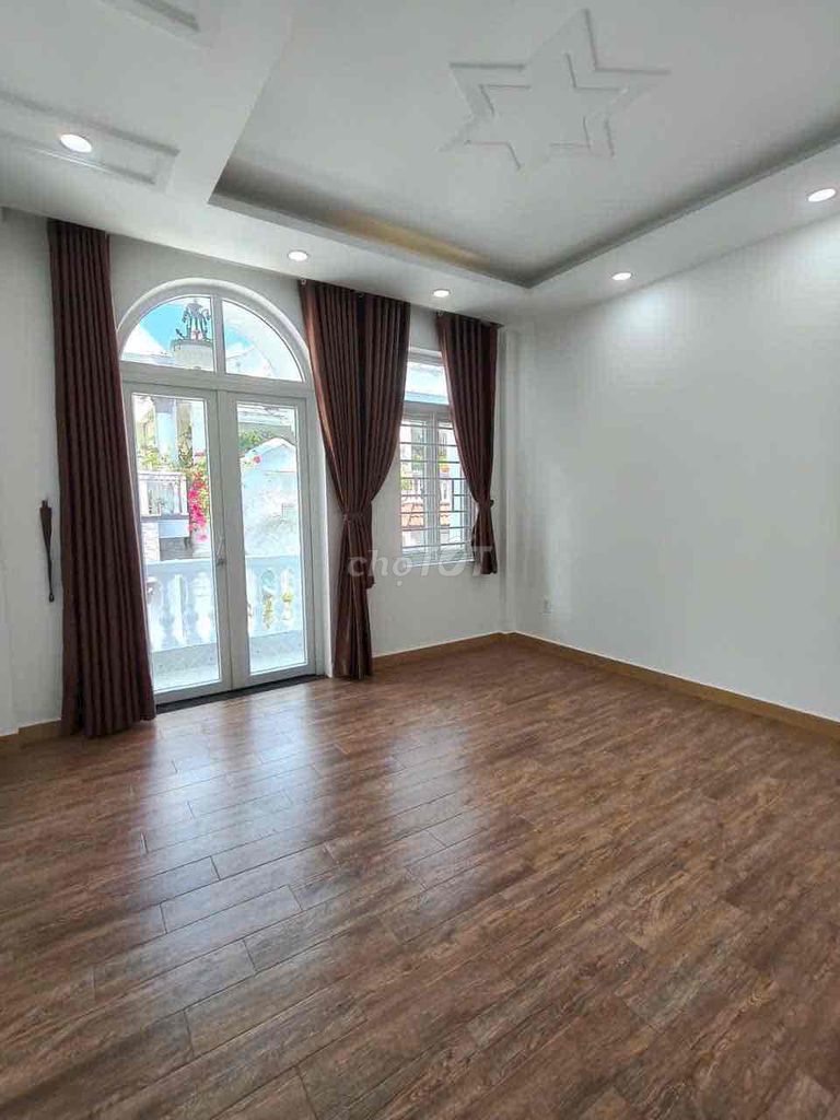 House of the 7th District Spreeund! Three-story vault! In and out of office