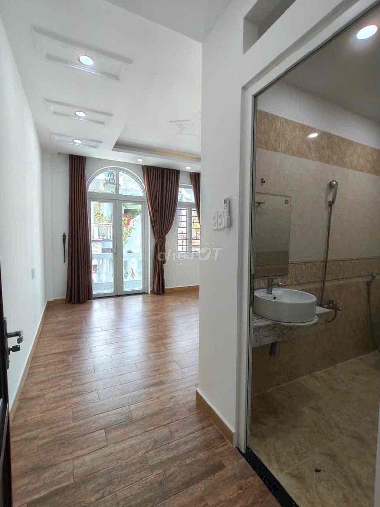 House of the 7th District Spreeund! Three-story vault! In and out of office