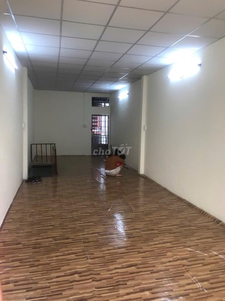 A Hoàng Hoa Thám house right in the sustore, 80 meters.