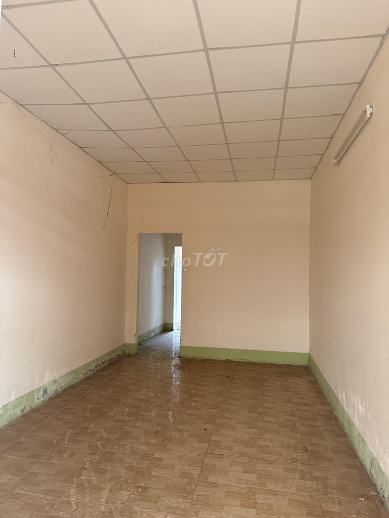 A Hoàng Hoa Thám house right in the sustore, 80 meters.