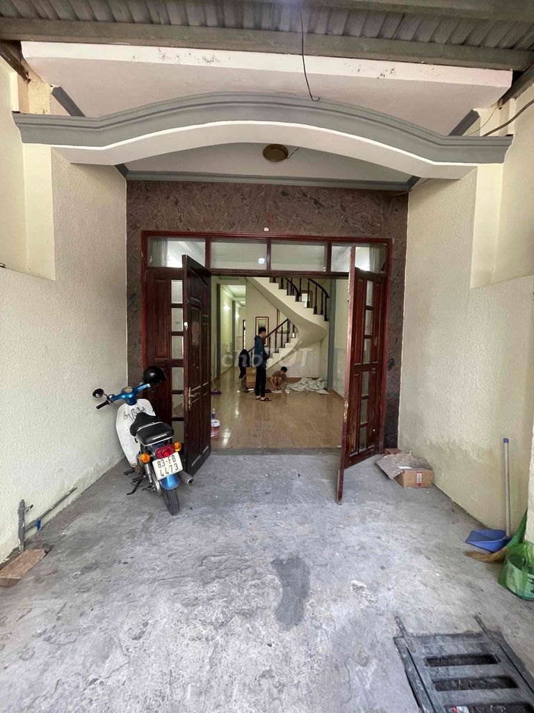 We're at the main alleyway. We're on Lê Trọng Tấn. 4 x20 M, 2 upstairs, 4 bedroom, 8 meters.